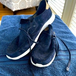 Nurture ladies Light Weight Tennis Shoes in Navy Size 9M. Leather upper.